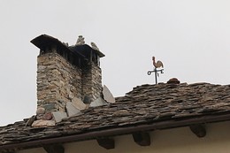 Ещё немного о трубах. / Крыша старого, жилого дома в Болгарии.