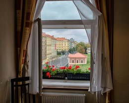 Окно в сентябрь / Прага, вид из номера