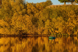 Золотое озеро / Я хожу, грущу один, 
Осень рядом где-то. 
Жёлтым листиком в пруду
Утонуло лето.