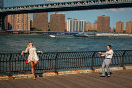 Как становятся звёздами Одноклассников / Знойная дама позирует спутнику в парке Бруклинского моста на фоне Махэттена