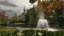 Осенний свет фонтана / Санкт-Петербург. Петергоф. Фонтан &quot;Китовый&quot;. Осень