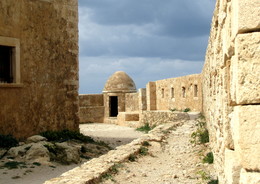 Перспективный кадр / Старинная крепость в городе Ретимнон-Крит