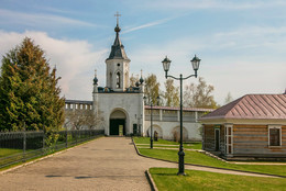 Святые южные ворота Свято-Успенского монастыря. / ***