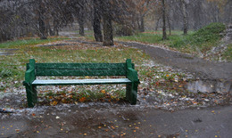В осеннем парке на скамейке... / &quot;В осеннем парке на скамейке
 Лист желтенький дрожит.
Один, замерз, ну, пожалейте,
Он больше не кружит…&quot;