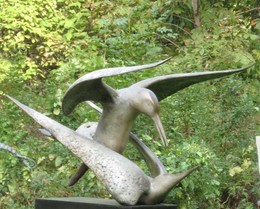 Размножение / Одна из работ выставки скульптур в Аптекарском огороде