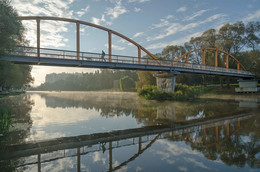 Утро в парке / Один из пешеходных мостов,соединяющих берега реки Везёлки.