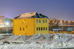 Одинокий дом / Зимний вечер на Стрелке в Нижнем Новгороде.