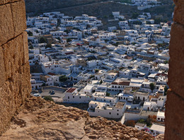 Взгляд на город Линдос / Взглянем с акрополя. Линдос, остров Родос, Греция.