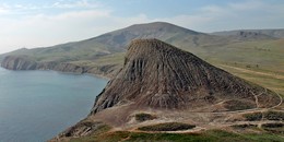 Глиняный холм / Крым, Коктебель, Тихая бухта, глиняный холм у основания мыса Хамелеон