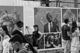 Люди и постеры / Прохожие на фоне постеров, развешанных в рамках Фотовилле в Бруклине