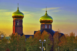 Осенние краски природы. / Храм в Осеннем Золотистом Наряде.