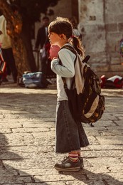 Груз знаний. / Девочка на улицах Иерусалима после школьных занятий.