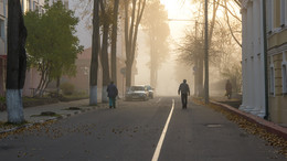 В осеннем тумане / Туманное утро на Нижнепокровской. Полоцк