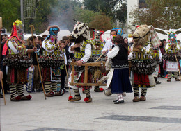 Фестиваль маскарадных игр / Кукеры-болгарские карнавальные фигуры. Праздник имеет языческие корни.
Ряженые танцуют на улицах, чтобы напугать злых духов.