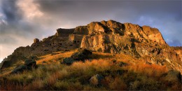 Остановившееся время Вардзии. / Выдающийся памятник средневекового грузинского зодчества. Извилистые потаенные коридоры в глубинах подземелья, старинный монастырь с уникальной коллекцией фресок и почти тысячелетней историей. Это действующий монастырь, немногочисленная сегодня братия занимает недоступную для туристов часть пещерного города.