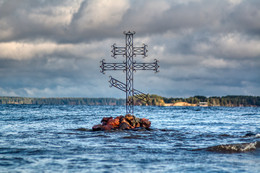 Крест на месте затопленной церкви / г.Юрьевец, Ивановская область