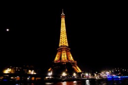 Парижанка N 1 / Эйфелева башня вечером.