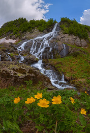 Водопад в горах Абхазии / На переднем плане цветёт прострел золотистый.
Летом от таяния снега в горах, ручьи превращаются в кипящие реки, с водопадами на скалах.
Приглашаю в осенние и зимние путешествия «Сказочная Абхазия»! Подробности здесь: https://www.facebook.com/groups/1755505914709044/(фейсбук) и https://vk.com/topic-69994899_38364547 (контакт).