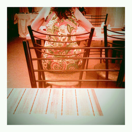 Тетушка в кафе на стуле в Зеленограде / Тетушка в кафе на стуле в Зеленограде