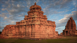 Паттадакал / Паттадакал — город на севере индийского штата Карнатака. В Паттадакале расположен известный комплекс архитектурных монументов VIII века, которые представляют собой кульминацию развития стиля индуистской храмовой архитектуры весара.