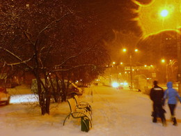 Дело было вечером / на улице города падал снег..
