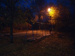 Дело было вечером / В осеннем парке.