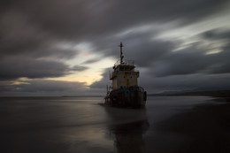 Полеты во сне / Остров Итуруп. Буксир, выброшенный штормом