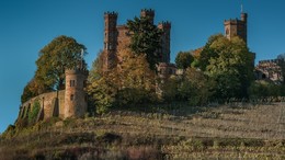 Замок Ортенберг, Германия (земля Баден-Вюртемберг) / Замок Ортенберг (нем. Schloss Ortenberg) построен в 11-12 веках и расположен в районе Ортенау, административного округа Фрайбург, земли Баден-Вюртенберг. Очень часто разрушался, и так же часто востанавливался. Современный облик приобрел в 1843 году и выполнен в английском стиле. Сейчас часть замка продана частным лицам, часть используется как общежитие. Для просмотра доступна только центральная башня.