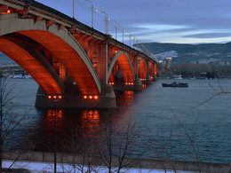 Новый образ моста / Чтобы мосты ночью не выглядели мрачными, в Красноярске выполнили подсветку.