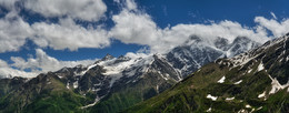 Притяжение гор... / Приэльбрусье. Часть Главного Кавказского хребта. Вершины Большой и Малый Когутай (Чуть левее от центра). В облаках справа Донгуз-Орун и Накратау.