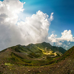 В лучах солнца / Верхняя точка пика "Роза Хутор". Снято в августе 2018 года. Панорама.