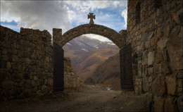 Врата / Ворота Аланского Свято-Успенского мужского монастыря. (Северная Осетия)