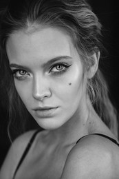 &nbsp; / фото: Марина Щеглова 
модель, макияж: Mariyka Mikova 
локация: Фотостудия LOFT