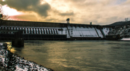 Красноярская ГЭС / Красноярская гидроэлектростанция — первая ГЭС на реке Енисей. Расположена в 40 км. от Красноярска, вблизи города Дивногорска.