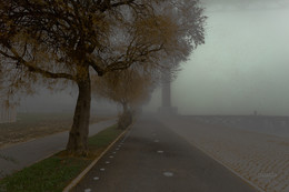 толстый слой тумана / набережная Лиссабона