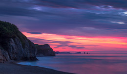 &nbsp; / Красочный рассвет на берегу Японского моря. На втором плане кекуры восточного побережья Приморского края.