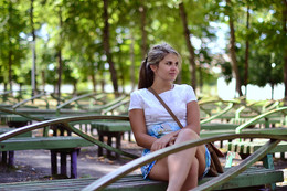 девушка в парке / фото девушки в парке сидящей на скамье