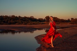 Прогулка в красном платье / модель Дарья Басина