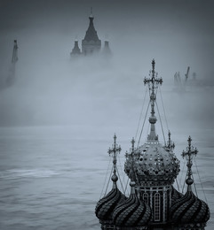 Диалог / Нижний Новгород. Вид от Строгановской церкви на собор на противоположном берегу Оки. Туман