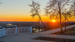Закат солнца в городе. / Догорает короткий осенний день.