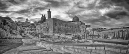 Мечеть Аль -Акса / Мечеть Аль-Акса, расположенная на Храмовой горе в Старом городе Иерусалима, является третьей святыней ислама после Каабы (мечеть Аль-Харам) в Мекке и мечети Пророка в Медине. Мечеть Аль-Акса была первой киблой в исламе до перенесения ее в Мекку. Кибла - направление, в сторону которого мусульмане обращаются лицом во время молитвы.
С этим местом связано ночное путешествие пророка Мухаммеда и его вознесение.
В этом месте Мухаммед встретил пророков, посланных до него - Авраама (Ибрахима), Моисея (Мусу) и Иисуса (Ису) и совершил молитву в качестве имама. После молитвы ангелы рассекли Мухаммеду грудь и омыли его сердце. И тогда он совершил восхождение на небо по лестнице ангелов и посетил семь небес, после чего предстал перед Аллахом, который открыл Мухаммеду правила мусульманской молитвы.
Первое здание мечети Аль-Акса было построено халифом Омаром бен аль Хаттабом в 636 году н.э. на Храмовой горе. Первоначально это был небольшой молитвенный дом.

Когда Иерусалим перешел во власть султана Саладина, здание опять стало функционировать как мечеть.
