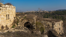 На развалинах замка крестоносцев / Фрагмент одного из многочисленных замков крестоносцев на Святой Земле.Вдали виднеется Иерусалим.