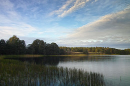 Смотрю в озёра синие / Осенним утром...