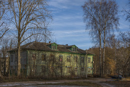 "Зелёненький он был..." / В СССР коммунальные квартиры, общежития и временные бараки были одним из основных типов жилья рабочих до начала массового жилищного строительства отдельных квартир в 1960-х. Особенно много бараков было в начальный период в новых индустриальных городах СССР, где строились крупные заводы. В нашем городе в них расселяли в основном строителей ГРЭС.