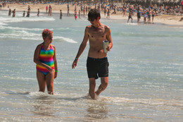 Гулять по воде вдвоем (С) / Папа с дочкой бродили по прибойной полпосе вдоль пляжа.