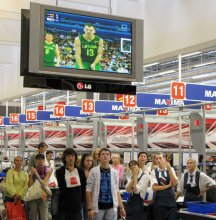 Баскетбольная нация / Момент во время полуфинального матча Литва - Испания в гипермаркете.