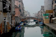 Есть у города душа / Венеция - это не только парадные Сан Марко и Риалто (см. http://photoclub.by/work.php?id_photo=64447&amp;id_auth_photo=2965#t).  Все кварталы за Академией - это другая, будничная,  озабоченная Венеция. Там у города душа..