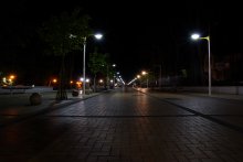 ул. Басанавичуса - ночь (Паланга) / В полночь местный &quot;Бродвей&quot; пустеет... Одинокие прохожие смазались за счёт длинной выдержки.