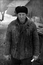 Дед Кашуба, фотография с ножиком. / из серии &quot;Фотографии родом из 80-х&quot; 
http://crmax.livejournal.com/27844.html#cutid1