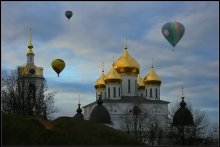 В ВЕЧЕРНЕМ НЕБЕ / Вечернее небо над Успенским собором Дмитровского Кремля.